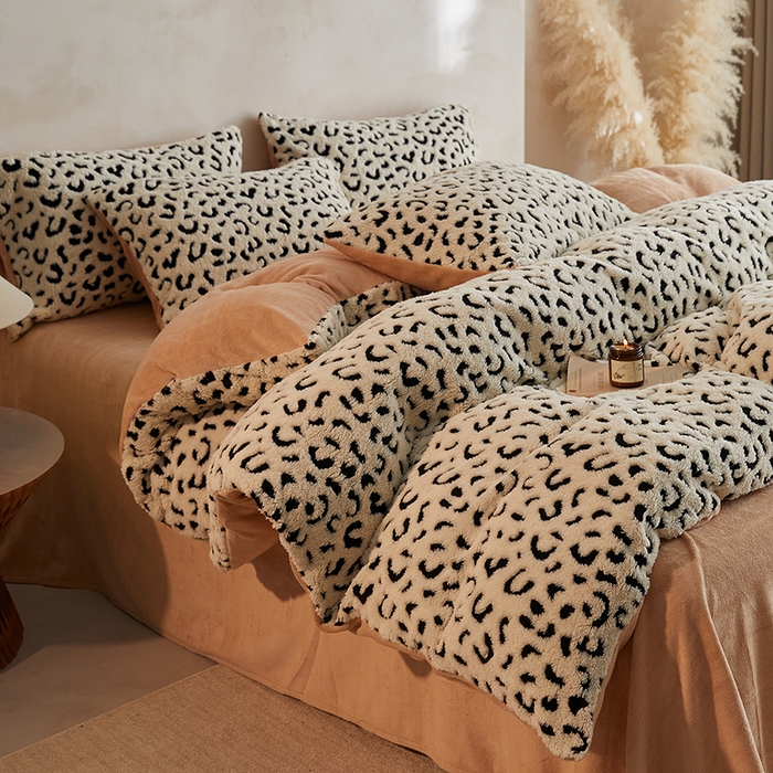 91家纺网 家纺一手货源 找家纺 吾诺家居 2025秋冬新款提花绵羊绒四件套 豹纹白