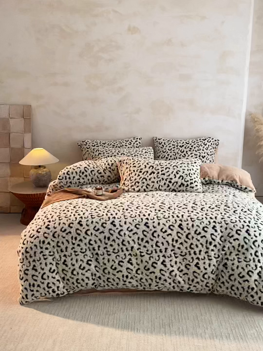 91家纺网 家纺一手货源 找家纺 吾诺家居 2025秋冬新款提花绵羊绒四件套 豹纹白