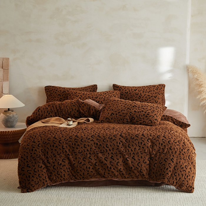 91家纺网 家纺一手货源 找家纺 吾诺家居 2025秋冬新款提花绵羊绒四件套 豹纹棕