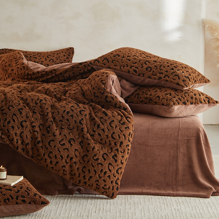 91家纺网 家纺一手货源 找家纺 吾诺家居 2025秋冬新款提花绵羊绒四件套 豹纹棕