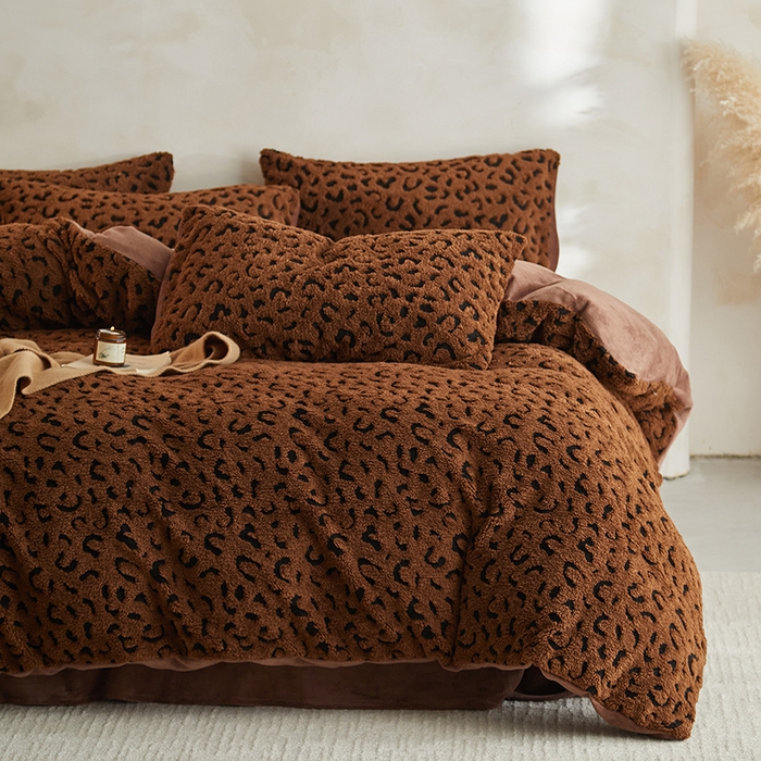 91家纺网 家纺一手货源 找家纺 吾诺家居 2025秋冬新款提花绵羊绒四件套 豹纹棕