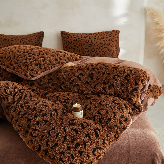 91家纺网 家纺一手货源 找家纺 吾诺家居 2025秋冬新款提花绵羊绒四件套 豹纹棕