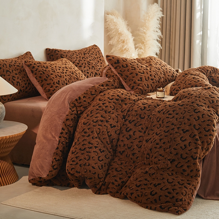 91家纺网 家纺一手货源 找家纺 吾诺家居 2025秋冬新款提花绵羊绒四件套 豹纹棕