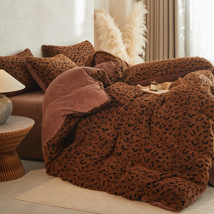 91家纺网 家纺一手货源 找家纺 吾诺家居 2025秋冬新款提花绵羊绒四件套 豹纹棕