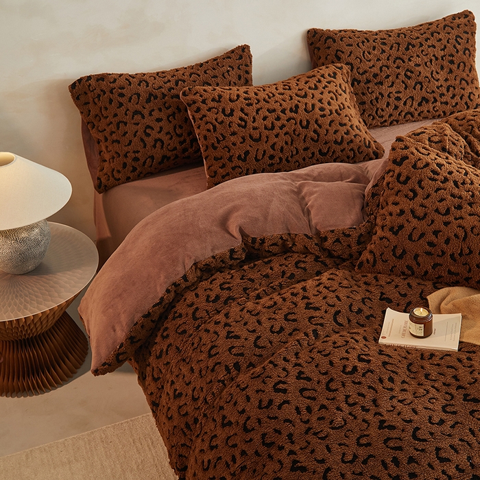 91家纺网 家纺一手货源 找家纺 吾诺家居 2025秋冬新款提花绵羊绒四件套 豹纹棕