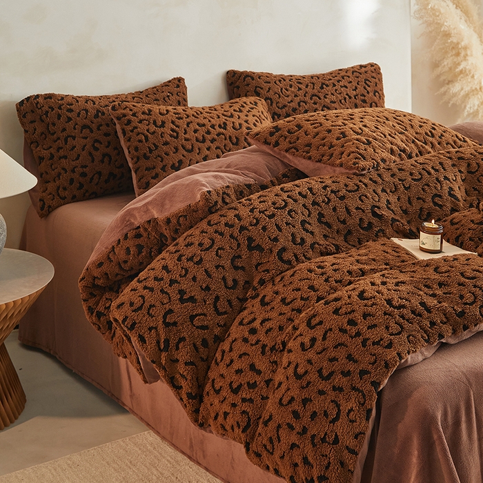 91家纺网 家纺一手货源 找家纺 吾诺家居 2025秋冬新款提花绵羊绒四件套 豹纹棕