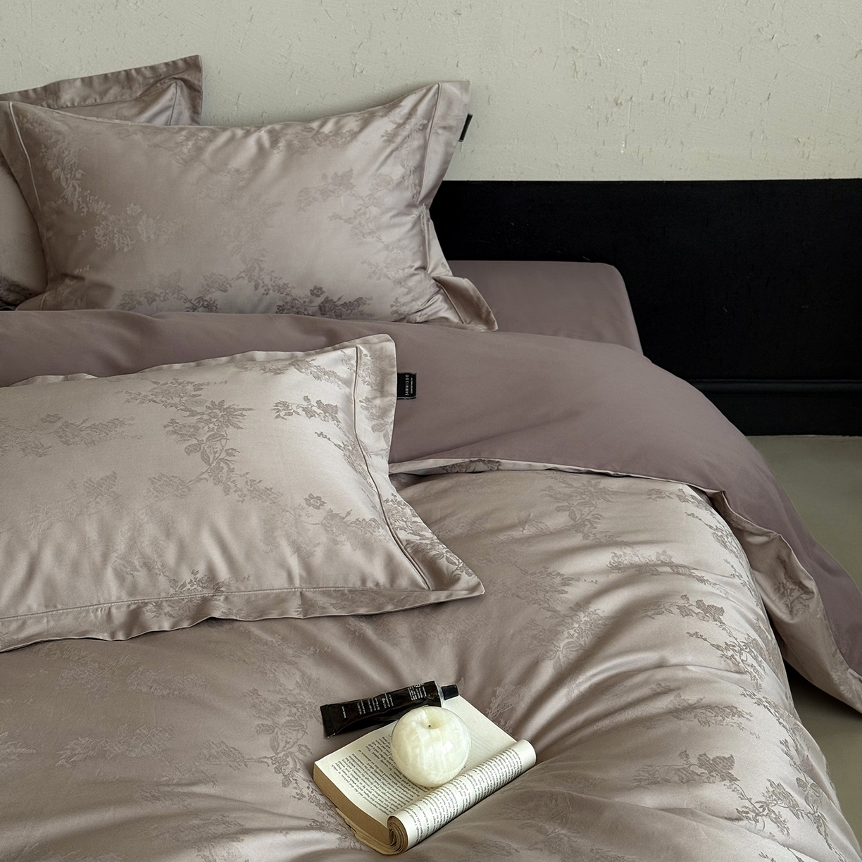 91家纺网 家纺一手货源 找家纺 三味舒屋 2025新款全棉提花磨毛四件套-一枕秋岚 一枕秋岚-乌木