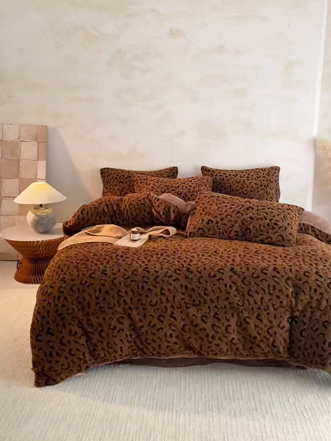 91家纺网 家纺一手货源 找家纺 吾诺家居 2025秋冬新款提花绵羊绒四件套 豹纹棕