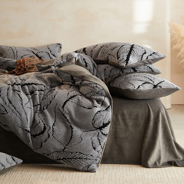 91家纺网 家纺一手货源 找家纺 吾诺家居 2025秋冬新款提花绵羊绒四件套 树叶灰