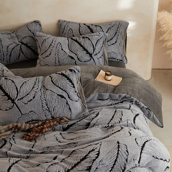 91家纺网 家纺一手货源 找家纺 吾诺家居 2025秋冬新款提花绵羊绒四件套 树叶灰