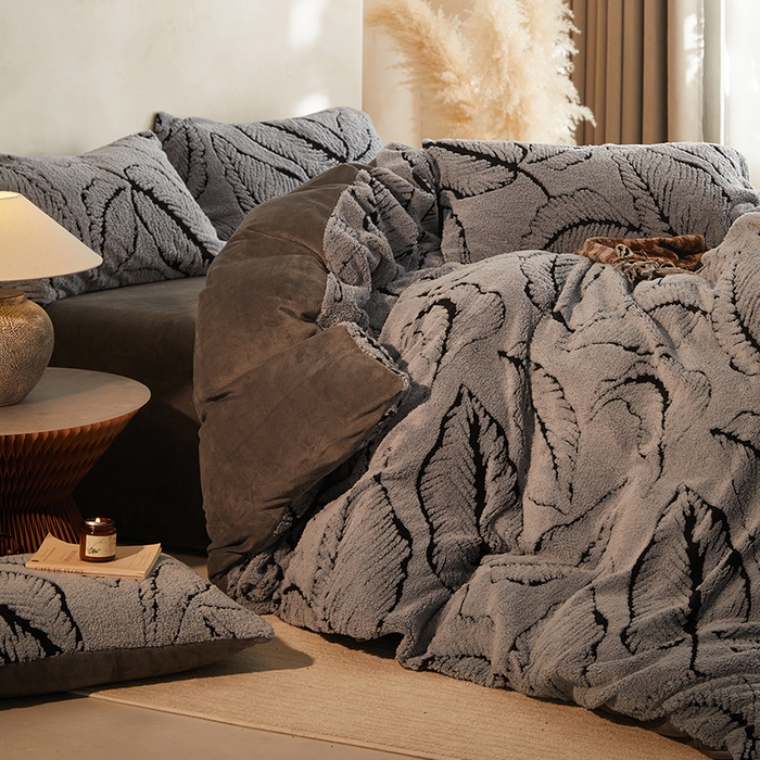 91家纺网 家纺一手货源 找家纺 吾诺家居 2025秋冬新款提花绵羊绒四件套 树叶灰