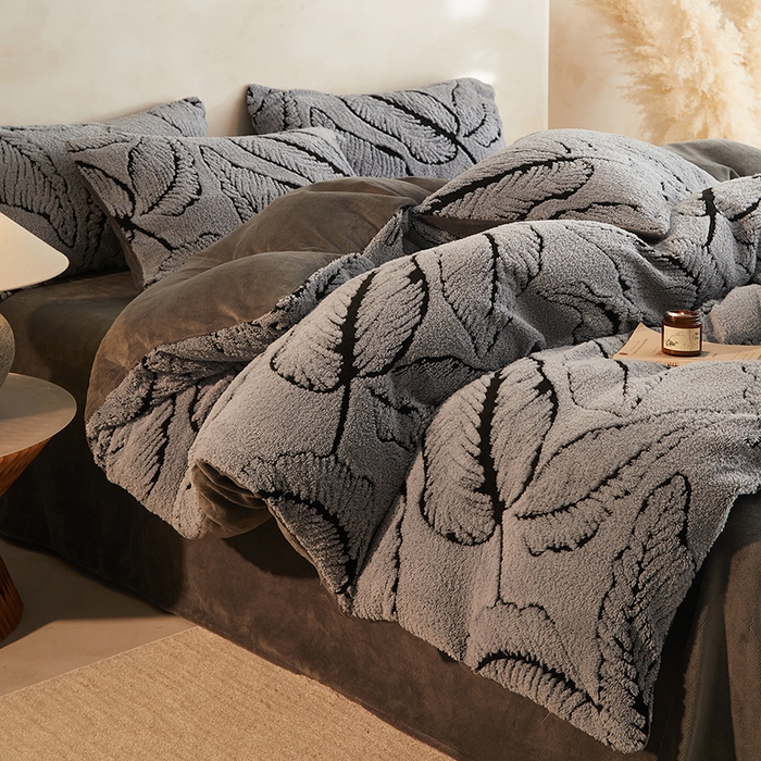 91家纺网 家纺一手货源 找家纺 吾诺家居 2025秋冬新款提花绵羊绒四件套 树叶灰