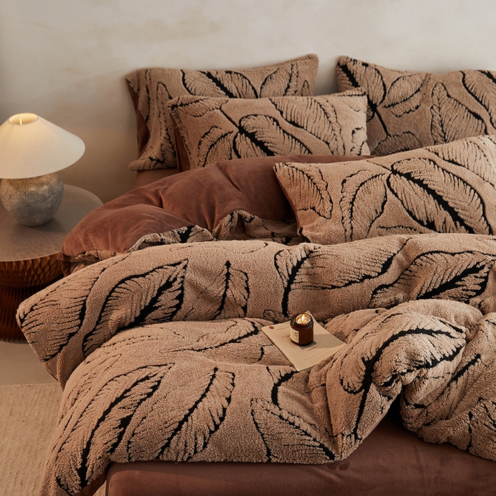 91家纺网 家纺一手货源 找家纺 吾诺家居 2025秋冬新款提花绵羊绒四件套 树叶咖