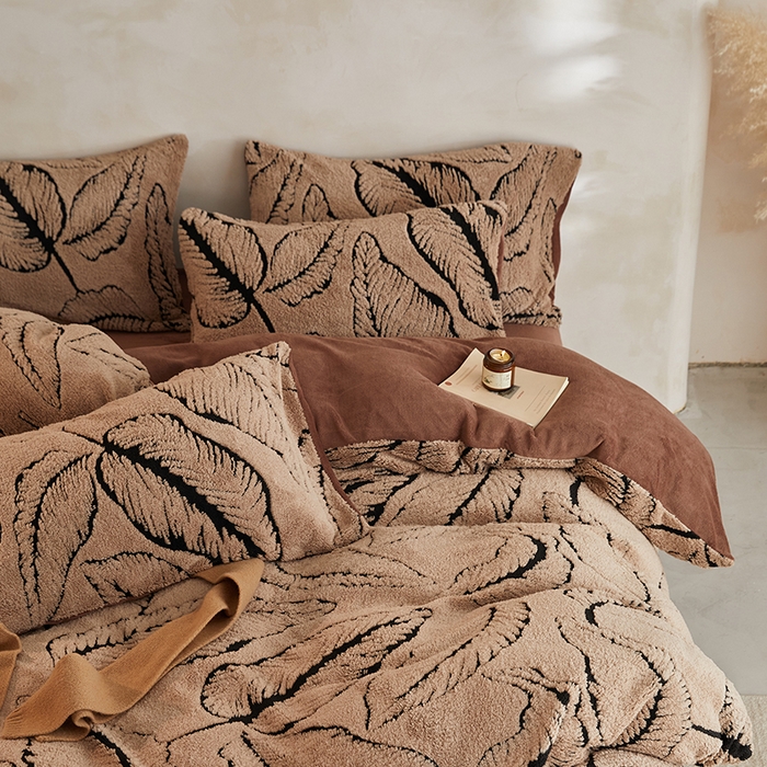 91家纺网 家纺一手货源 找家纺 吾诺家居 2025秋冬新款提花绵羊绒四件套 树叶咖