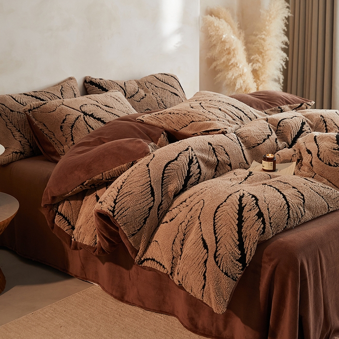 91家纺网 家纺一手货源 找家纺 吾诺家居 2025秋冬新款提花绵羊绒四件套 树叶咖