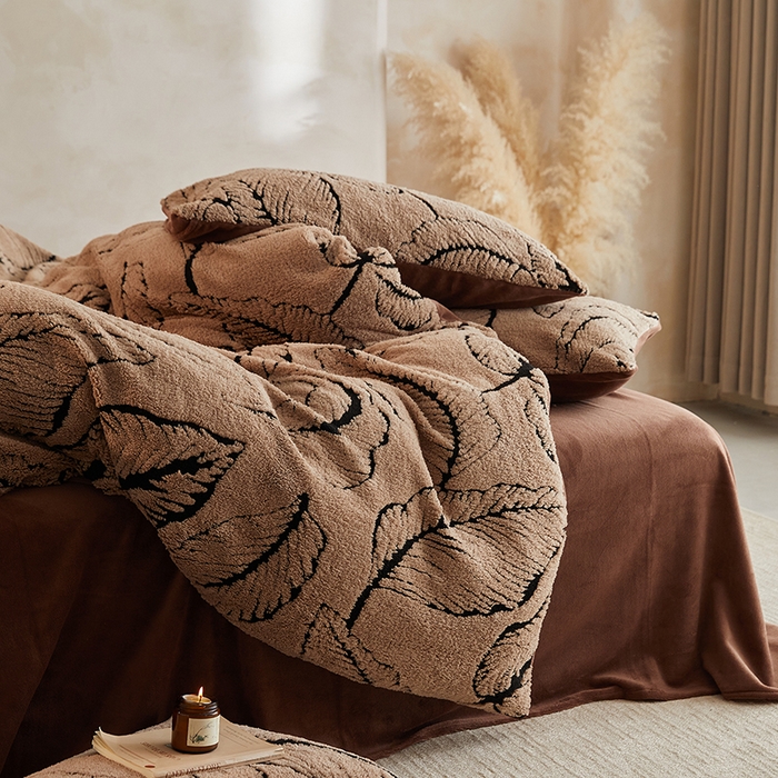 91家纺网 家纺一手货源 找家纺 吾诺家居 2025秋冬新款提花绵羊绒四件套 树叶咖