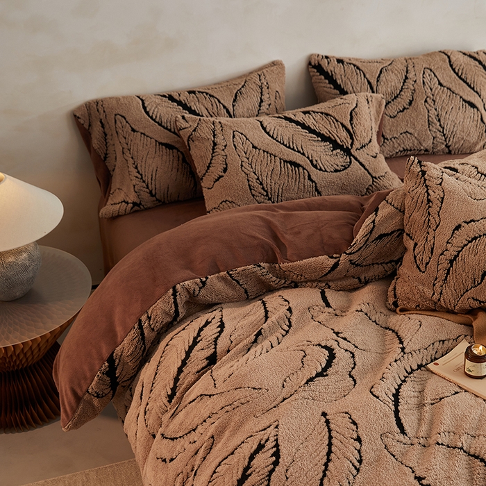 91家纺网 家纺一手货源 找家纺 吾诺家居 2025秋冬新款提花绵羊绒四件套 树叶咖