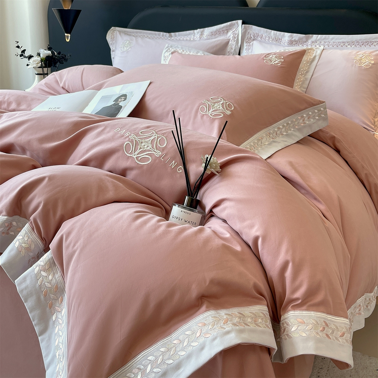 91家纺网 家纺一手货源 找家纺 鼎飞家纺 2025新款全棉磨毛绣花四件套-米娅 米娅-贵族红