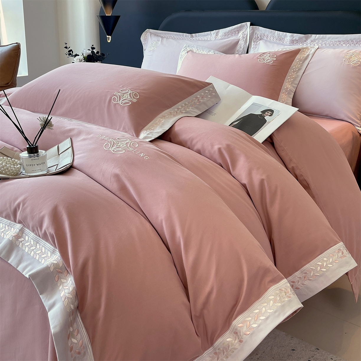 91家纺网 家纺一手货源 找家纺 鼎飞家纺 2025新款全棉磨毛绣花四件套-米娅 米娅-贵族红