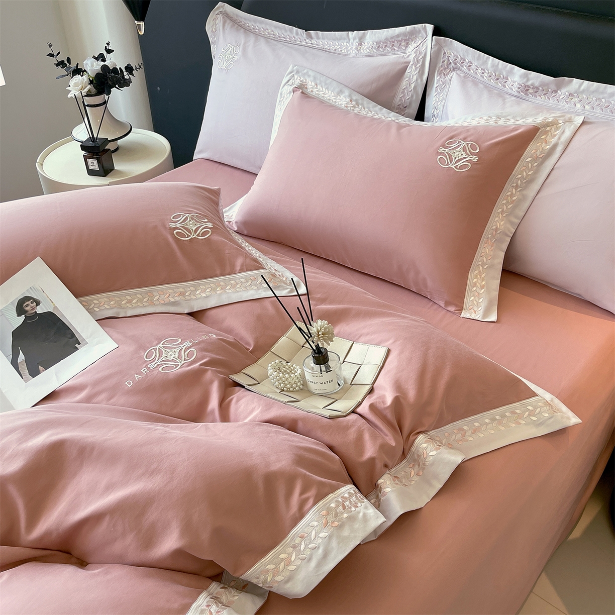 91家纺网 家纺一手货源 找家纺 鼎飞家纺 2025新款全棉磨毛绣花四件套-米娅 米娅-贵族红