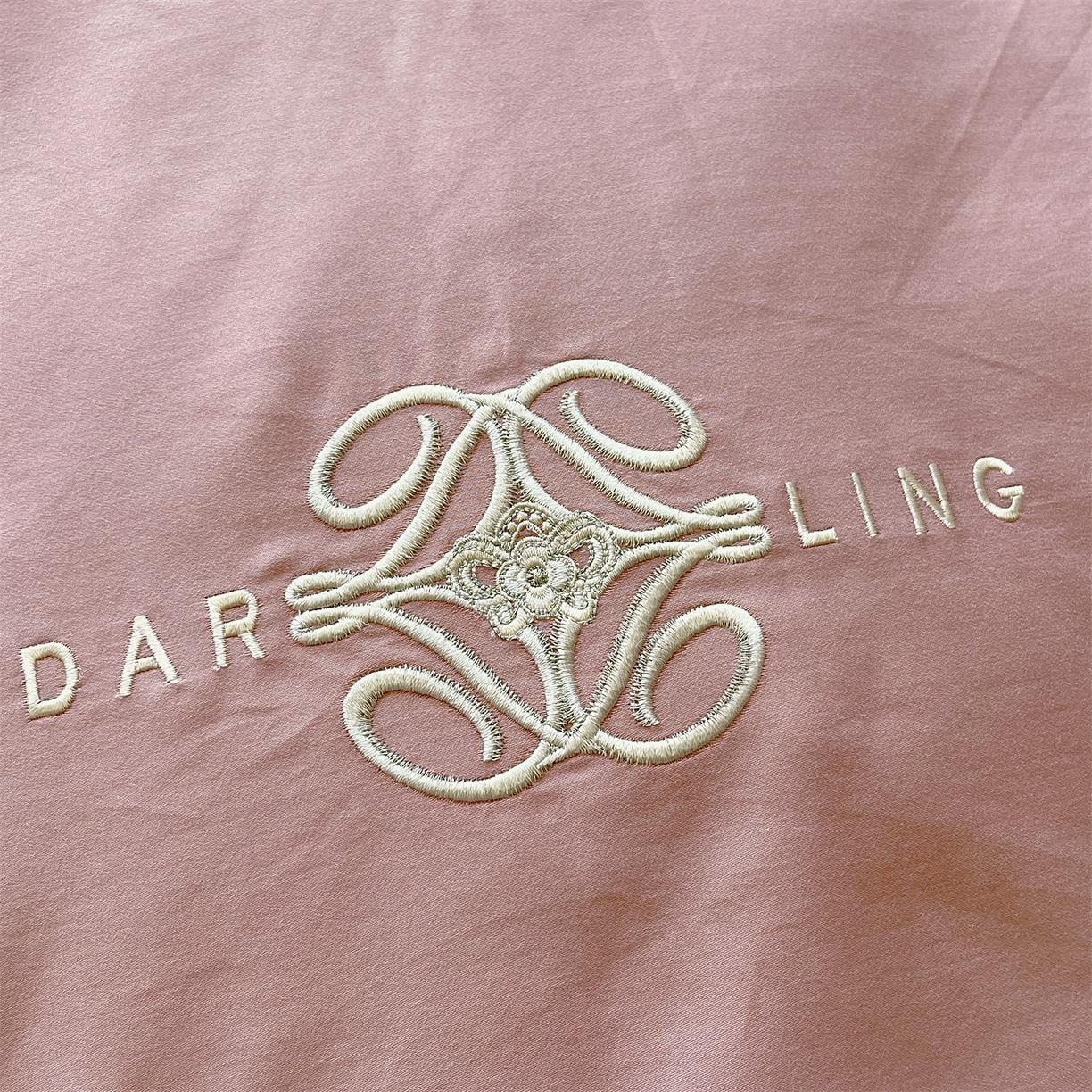 91家纺网 家纺一手货源 找家纺 （总）鼎飞家纺 2025新款全棉磨毛绣花四件套-米娅