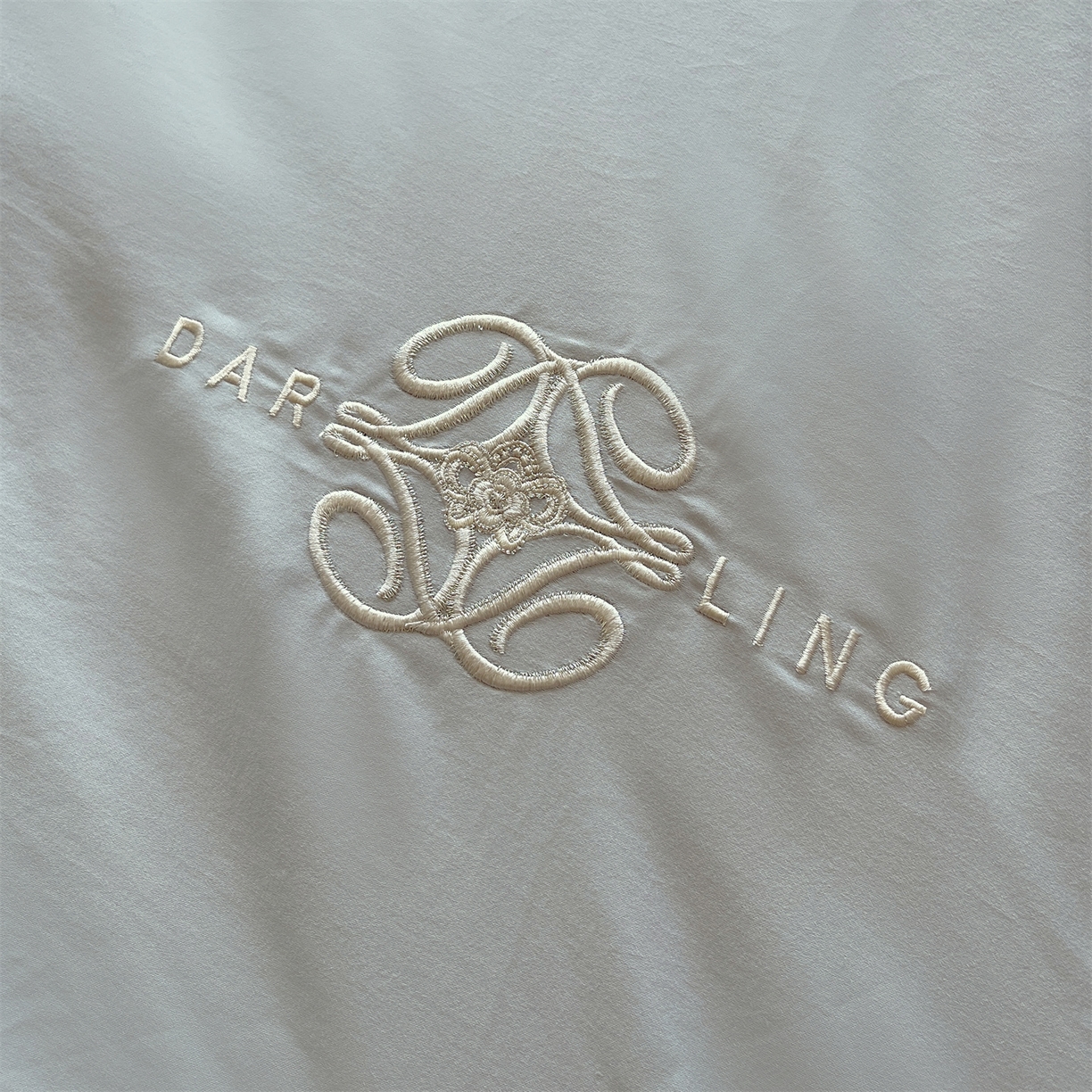 91家纺网 家纺一手货源 找家纺 鼎飞家纺 2025新款全棉磨毛绣花四件套-米娅 米娅-卡灰