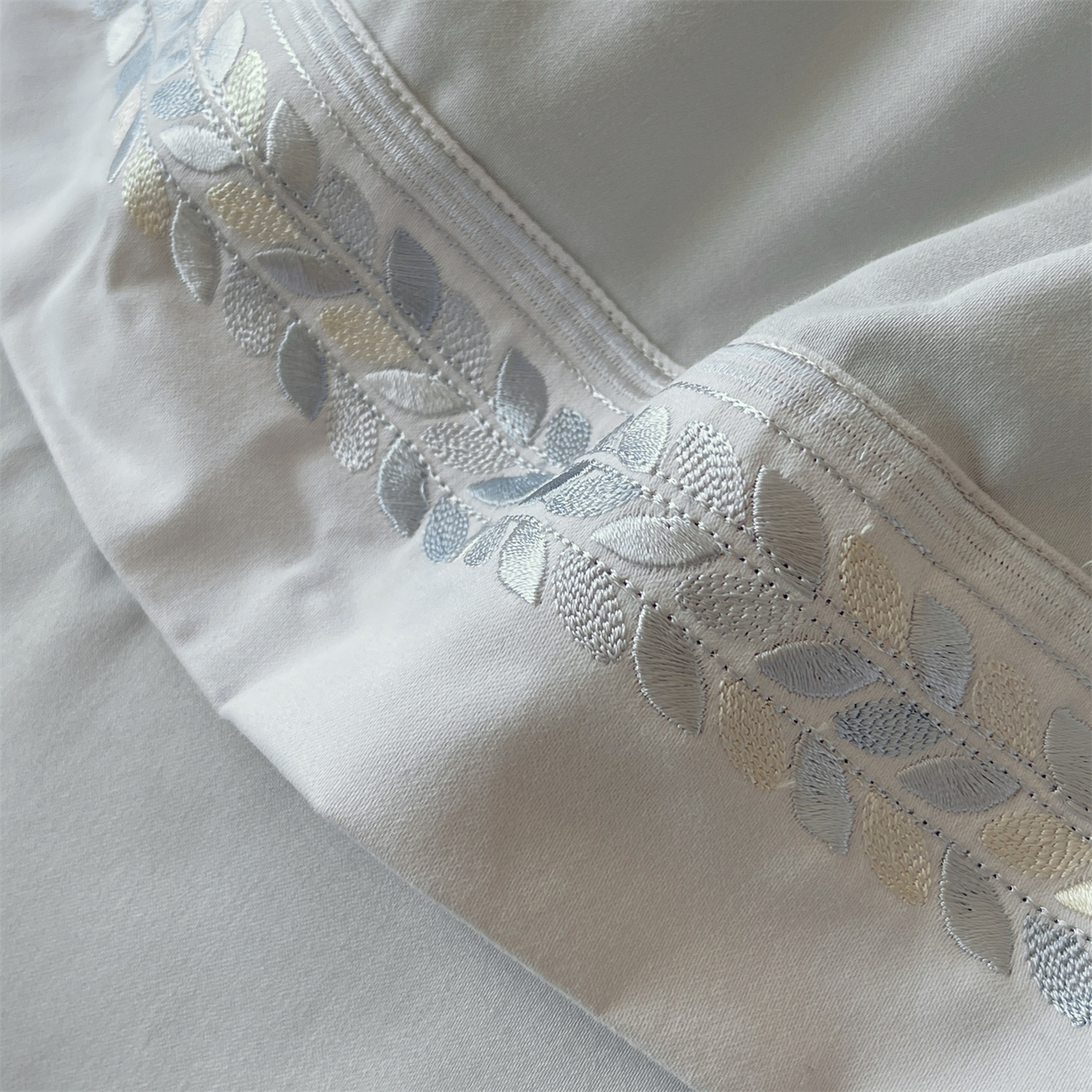 91家纺网 家纺一手货源 找家纺 鼎飞家纺 2025新款全棉磨毛绣花四件套-米娅 米娅-卡灰