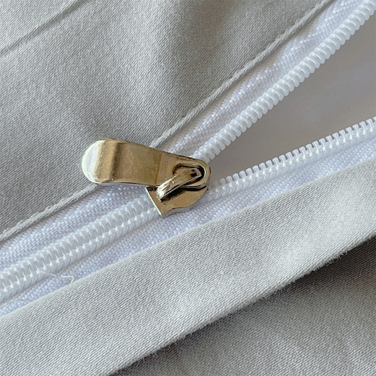 91家纺网 家纺一手货源 找家纺 鼎飞家纺 2025新款全棉磨毛绣花四件套-米娅 米娅-卡灰