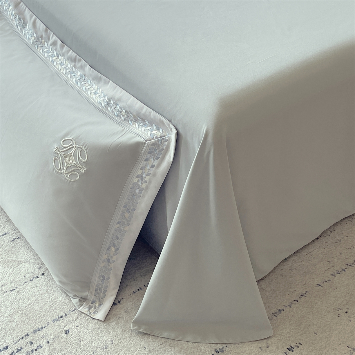 91家纺网 家纺一手货源 找家纺 鼎飞家纺 2025新款全棉磨毛绣花四件套-米娅 米娅-卡灰