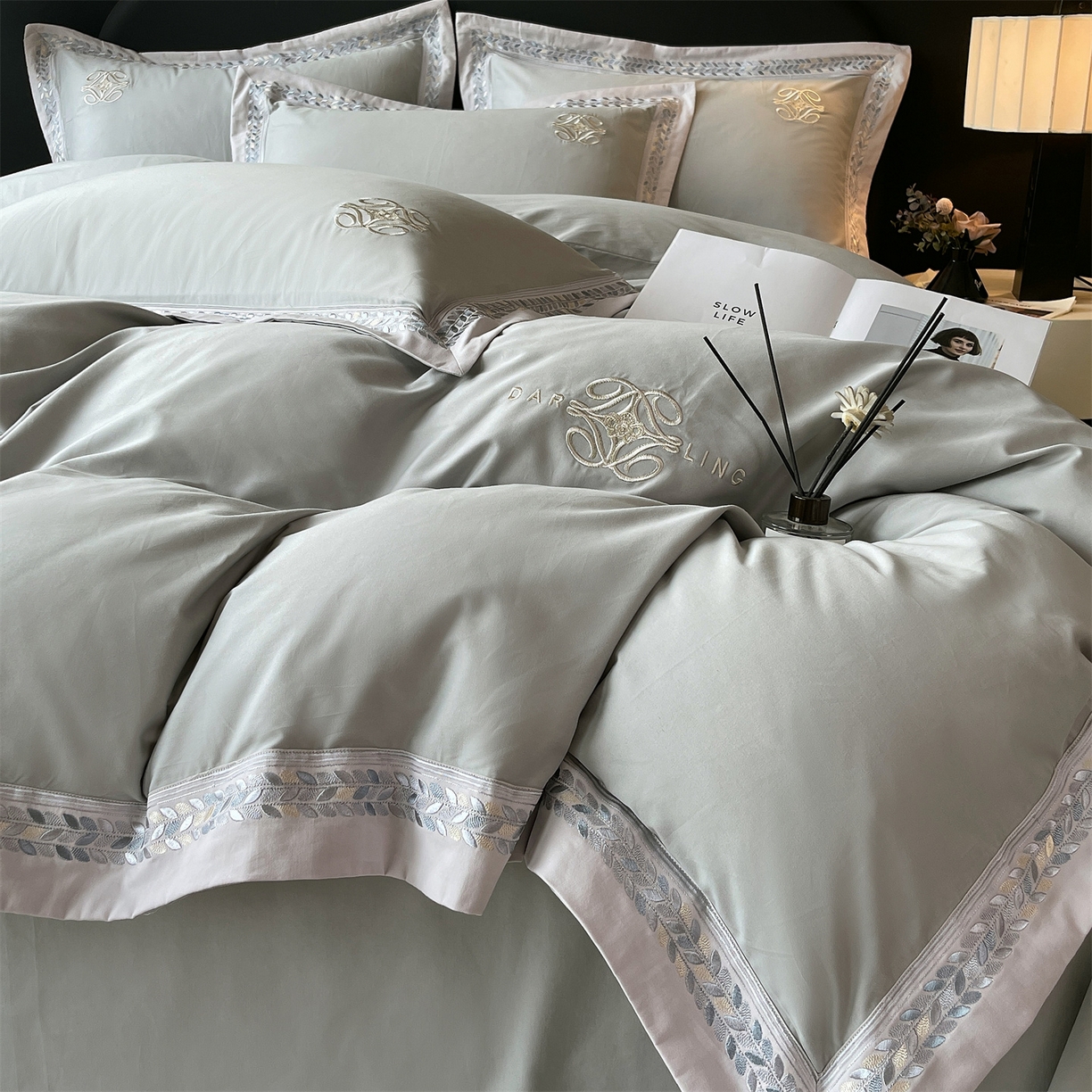 91家纺网 家纺一手货源 找家纺 鼎飞家纺 2025新款全棉磨毛绣花四件套-米娅 米娅-卡灰