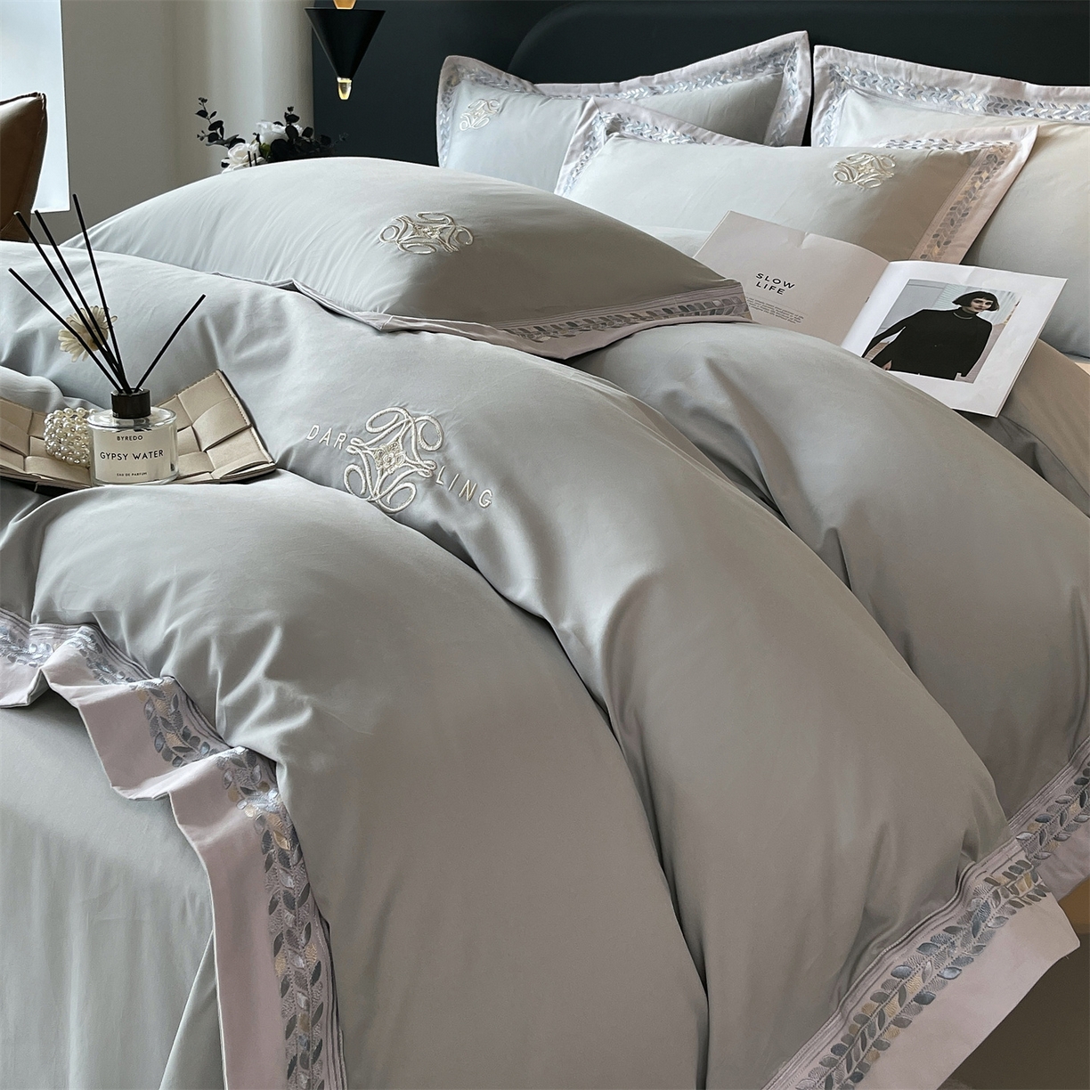 91家纺网 家纺一手货源 找家纺 鼎飞家纺 2025新款全棉磨毛绣花四件套-米娅 米娅-卡灰