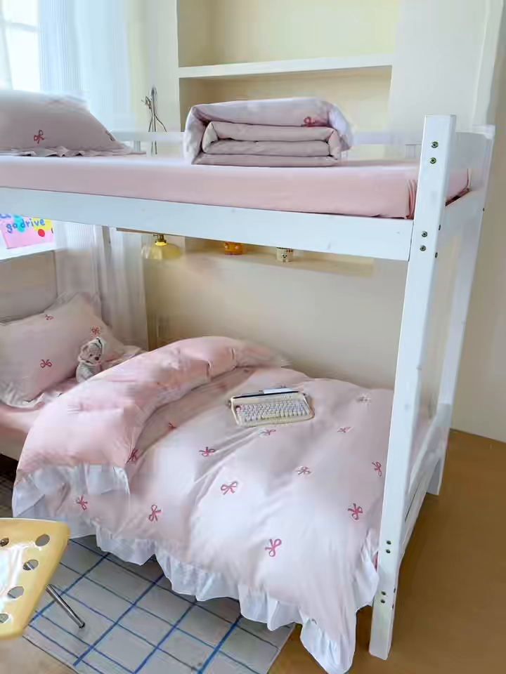 91家纺网 家纺一手货源 找家纺 曼陀罗 2025新款云柔棉韩式INS减龄花边款卡通学生宿舍上下铺三件套 蝴蝶结粉