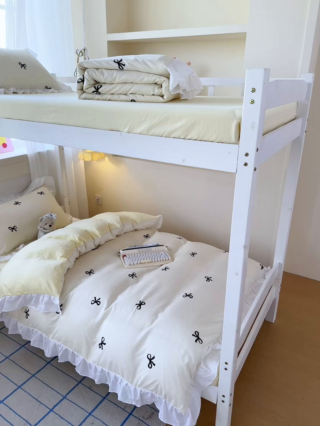 91家纺网 家纺一手货源 找家纺 曼陀罗 2025新款云柔棉韩式INS减龄花边款卡通学生宿舍上下铺三件套 蝴蝶结米