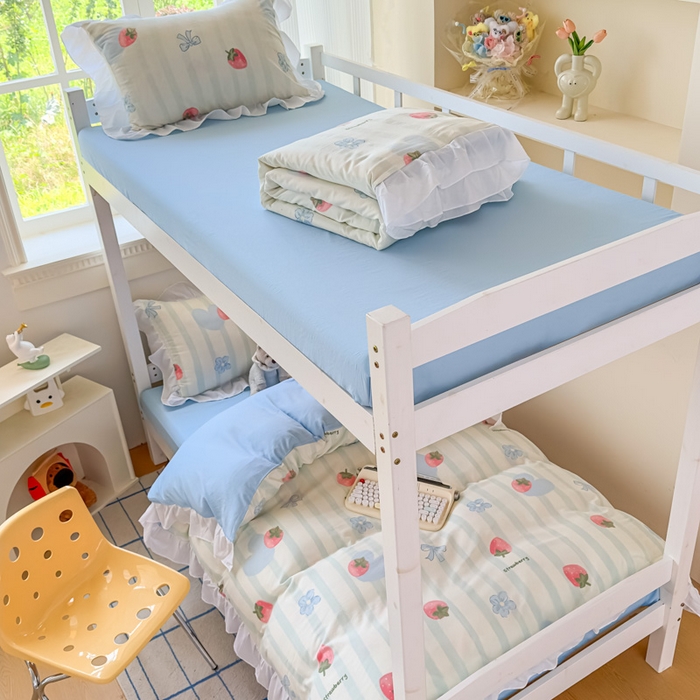 91家纺网 家纺一手货源 找家纺 曼陀罗 2025新款云柔棉韩式INS减龄花边款卡通学生宿舍上下铺三件套 恋恋日记