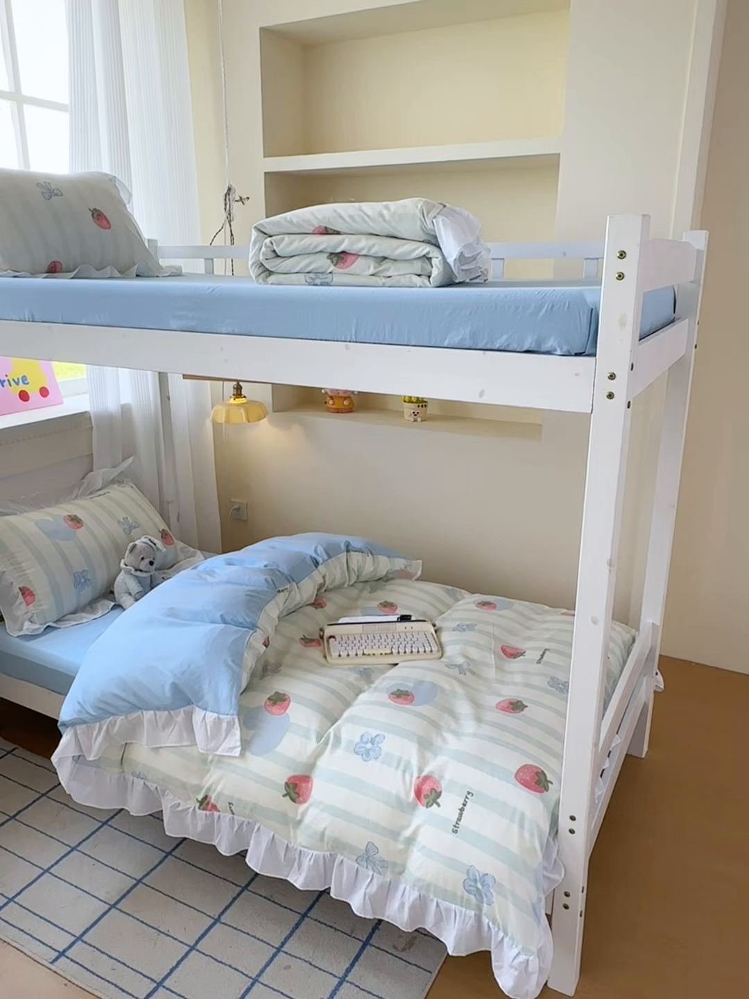 91家纺网 家纺一手货源 找家纺 曼陀罗 2025新款云柔棉韩式INS减龄花边款卡通学生宿舍上下铺三件套 恋恋日记