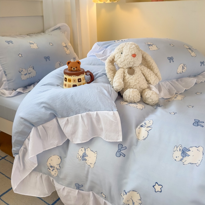 91家纺网 家纺一手货源 找家纺 曼陀罗 2025新款云柔棉韩式INS减龄花边款卡通学生宿舍上下铺三件套 奶兔兔兔