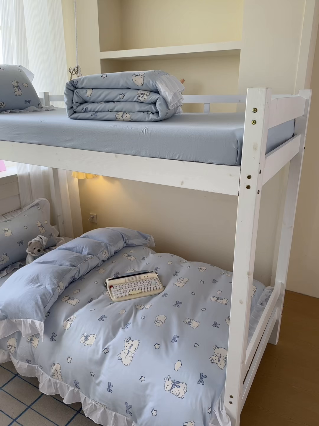 91家纺网 家纺一手货源 找家纺 曼陀罗 2025新款云柔棉韩式INS减龄花边款卡通学生宿舍上下铺三件套 奶兔兔兔