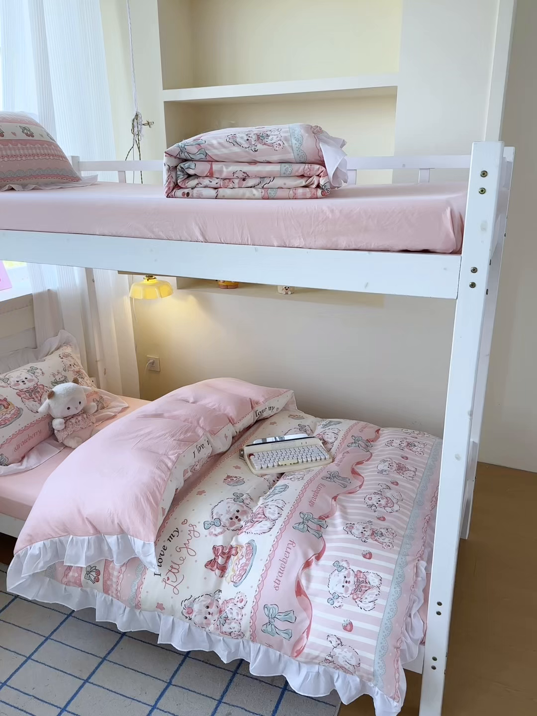 91家纺网 家纺一手货源 找家纺 曼陀罗 2025新款云柔棉韩式INS减龄花边款卡通学生宿舍上下铺三件套 甜品可爱狗