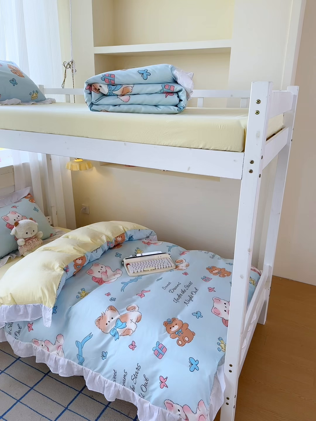 91家纺网 家纺一手货源 找家纺 曼陀罗 2025新款云柔棉韩式INS减龄花边款卡通学生宿舍上下铺三件套 童话梦