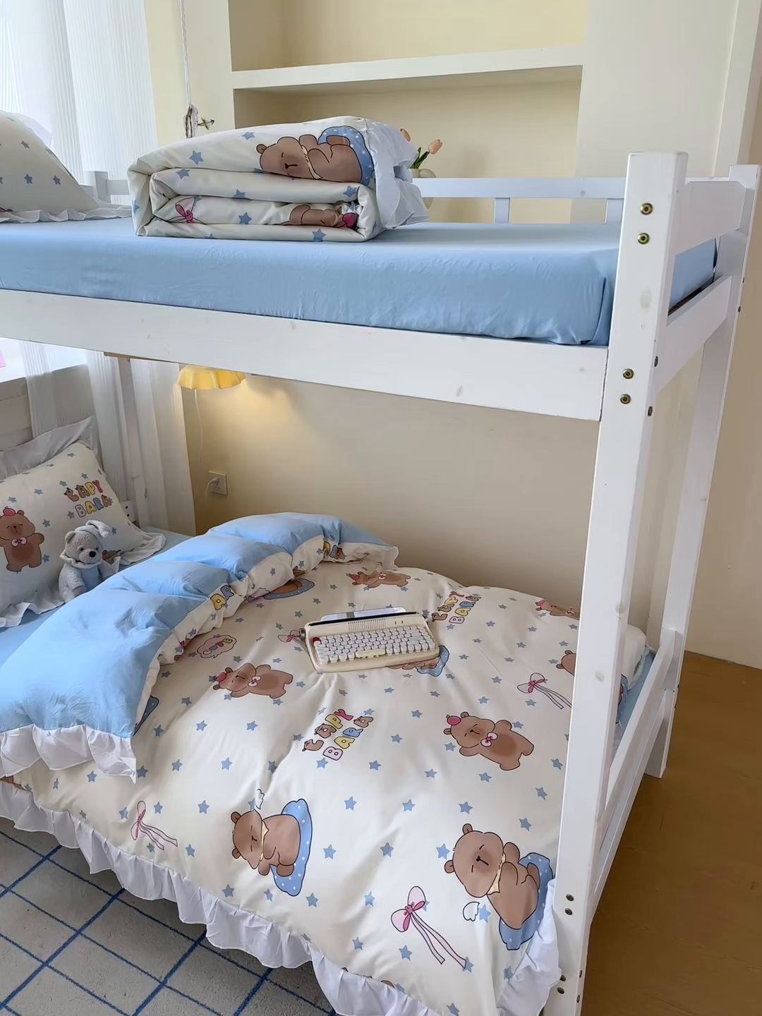 91家纺网 家纺一手货源 找家纺 曼陀罗 2025新款云柔棉韩式INS减龄花边款卡通学生宿舍上下铺三件套 星星卡皮巴拉