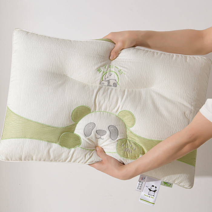 91家纺网 家纺一手货源 找家纺 铺尚美家纺 2025新款趴趴熊猫刺绣枕 枕头枕芯 趴趴熊猫刺绣枕-绿色