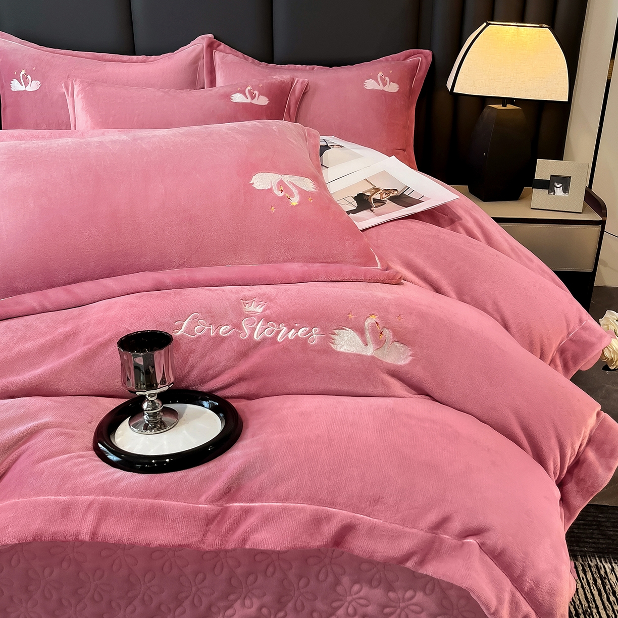 91家纺网 家纺一手货源 找家纺 （总）代芙家纺 2025新款全消光绣花款床裙床盖四件套-天鹅之恋