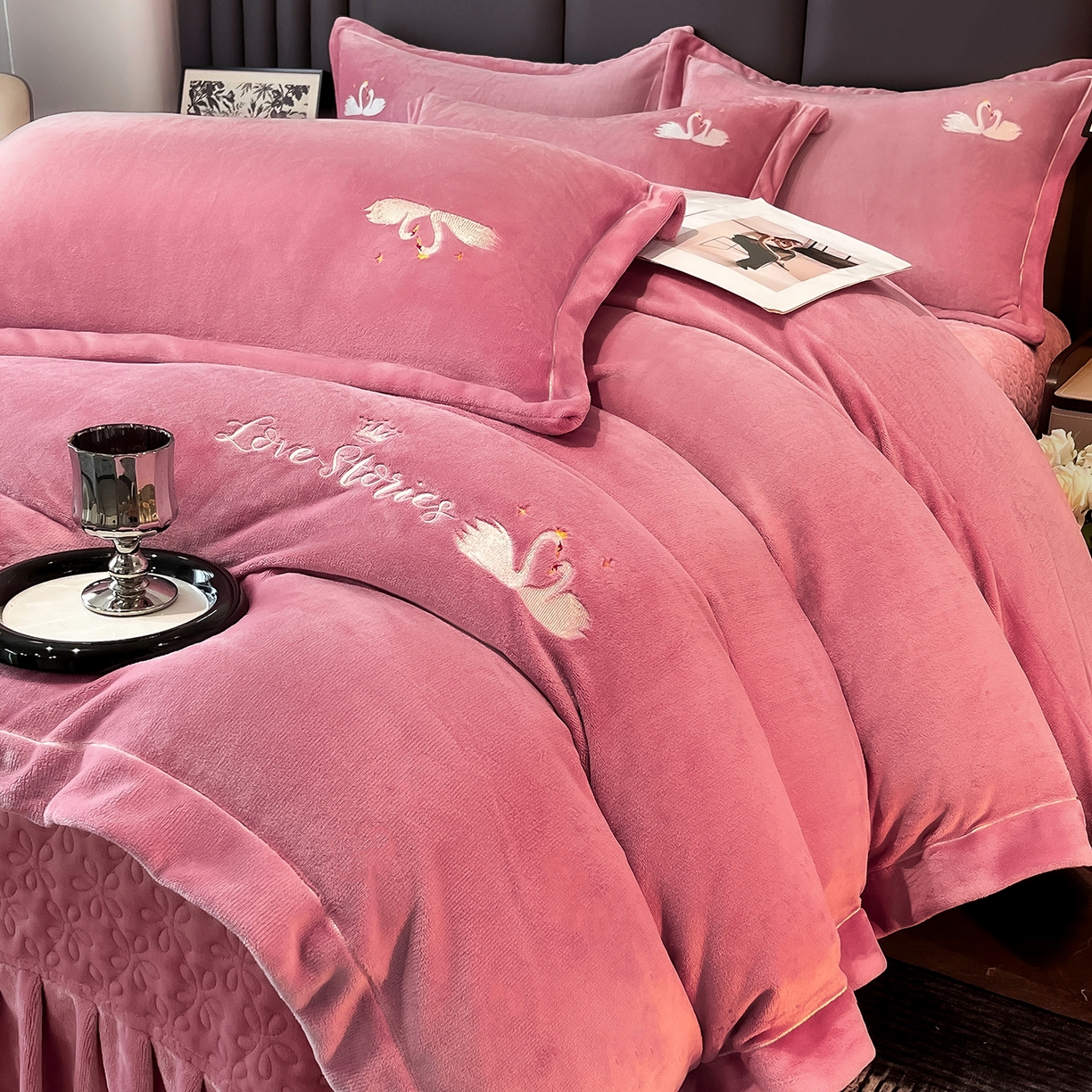 91家纺网 家纺一手货源 找家纺 （总）代芙家纺 2025新款全消光绣花款床裙床盖四件套-天鹅之恋