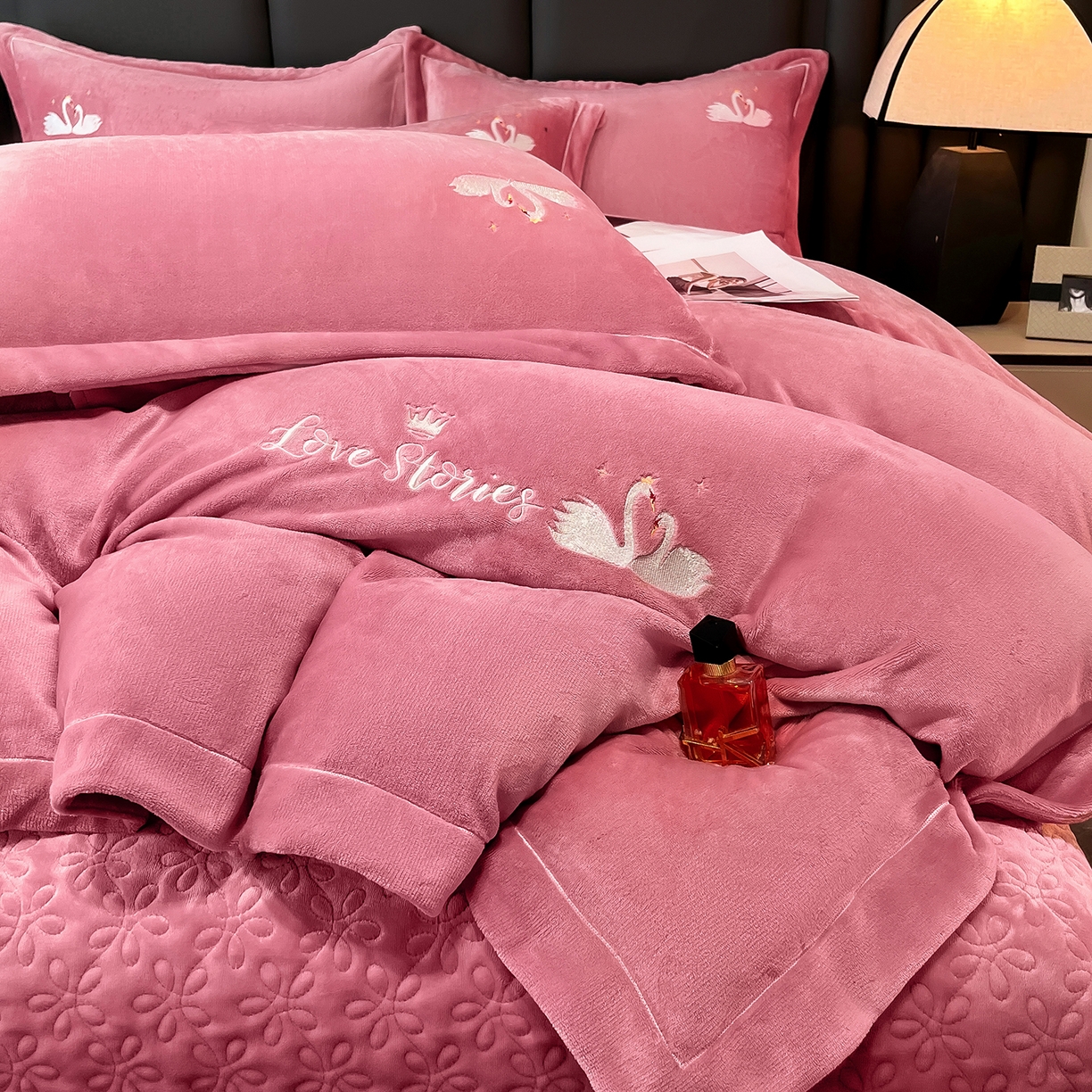 91家纺网 家纺一手货源 找家纺 （总）代芙家纺 2025新款全消光绣花款床裙床盖四件套-天鹅之恋