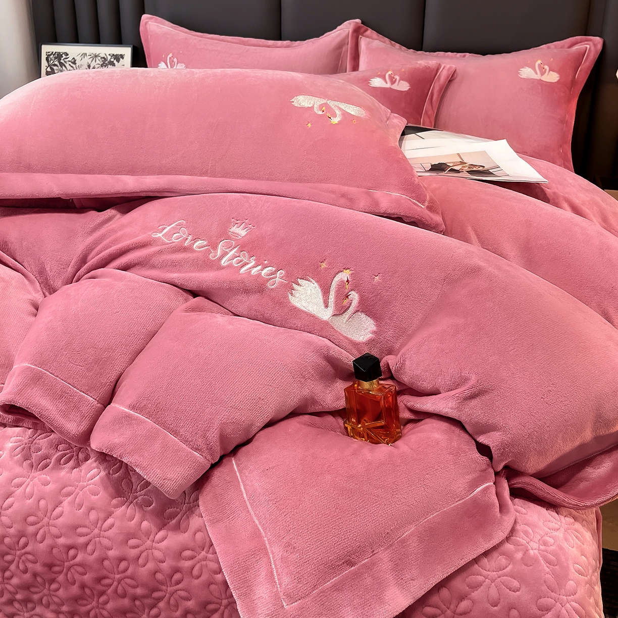 91家纺网 家纺一手货源 找家纺 （总）代芙家纺 2025新款全消光绣花款床裙床盖四件套-天鹅之恋