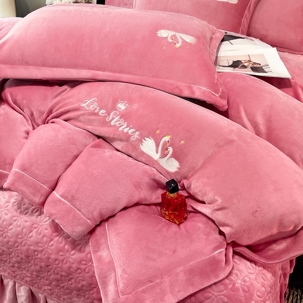 91家纺网 家纺一手货源 找家纺 （总）代芙家纺 2025新款全消光绣花款床裙床盖四件套-天鹅之恋