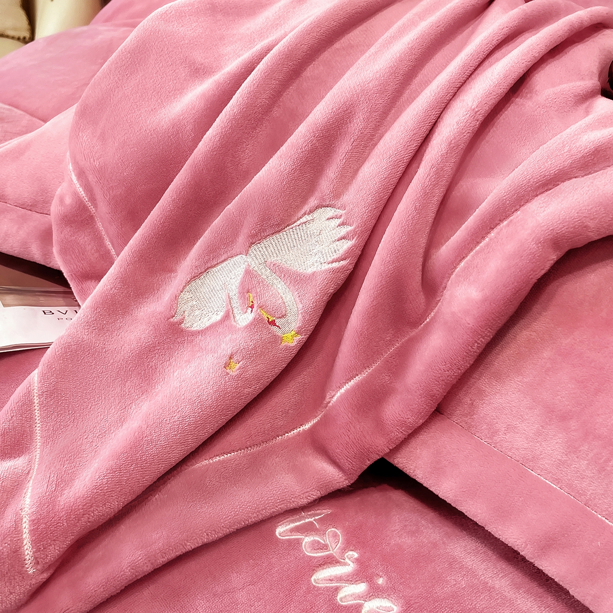 91家纺网 家纺一手货源 找家纺 （总）代芙家纺 2025新款全消光绣花款床裙床盖四件套-天鹅之恋