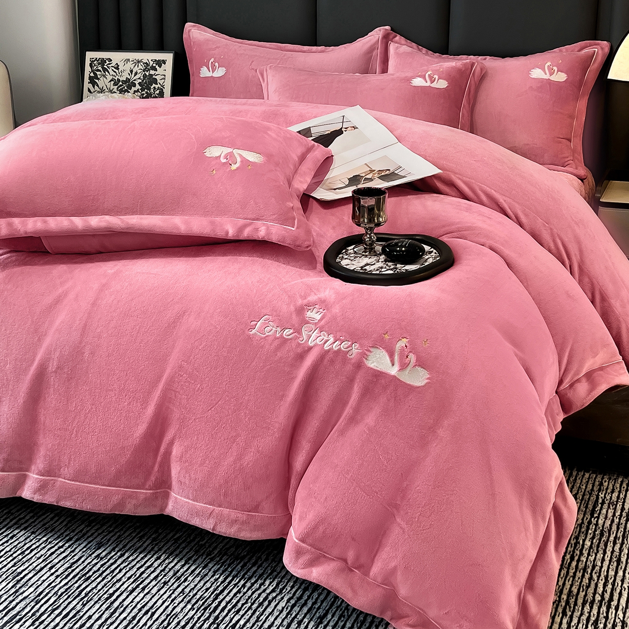 91家纺网 家纺一手货源 找家纺 （总）代芙家纺 2025新款全消光绣花款床裙床盖四件套-天鹅之恋