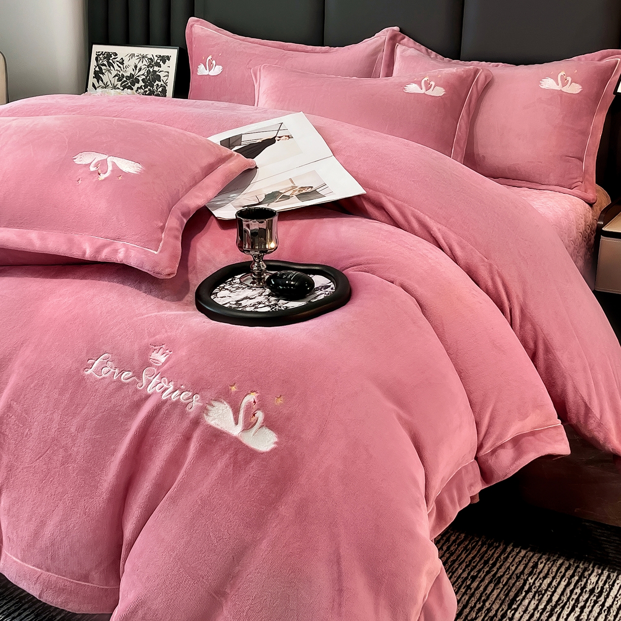 91家纺网 家纺一手货源 找家纺 （总）代芙家纺 2025新款全消光绣花款床裙床盖四件套-天鹅之恋