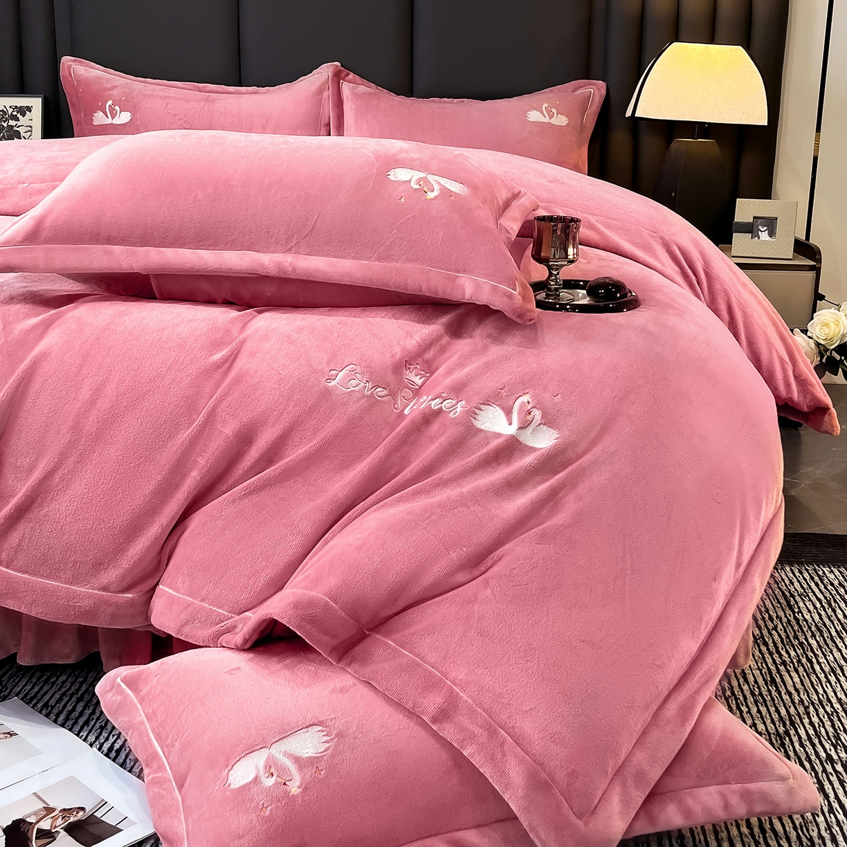 91家纺网 家纺一手货源 找家纺 代芙家纺 2025新款全消光绣花款床裙床盖四件套-天鹅之恋 天鹅之恋-豆沙粉
